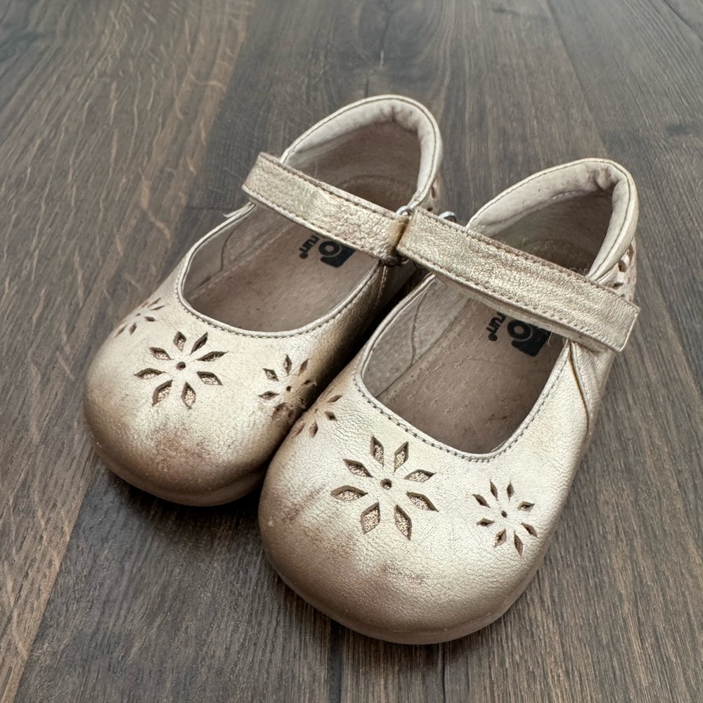 See Kai Run Gold Dress Shoes with Floral Cutout Design